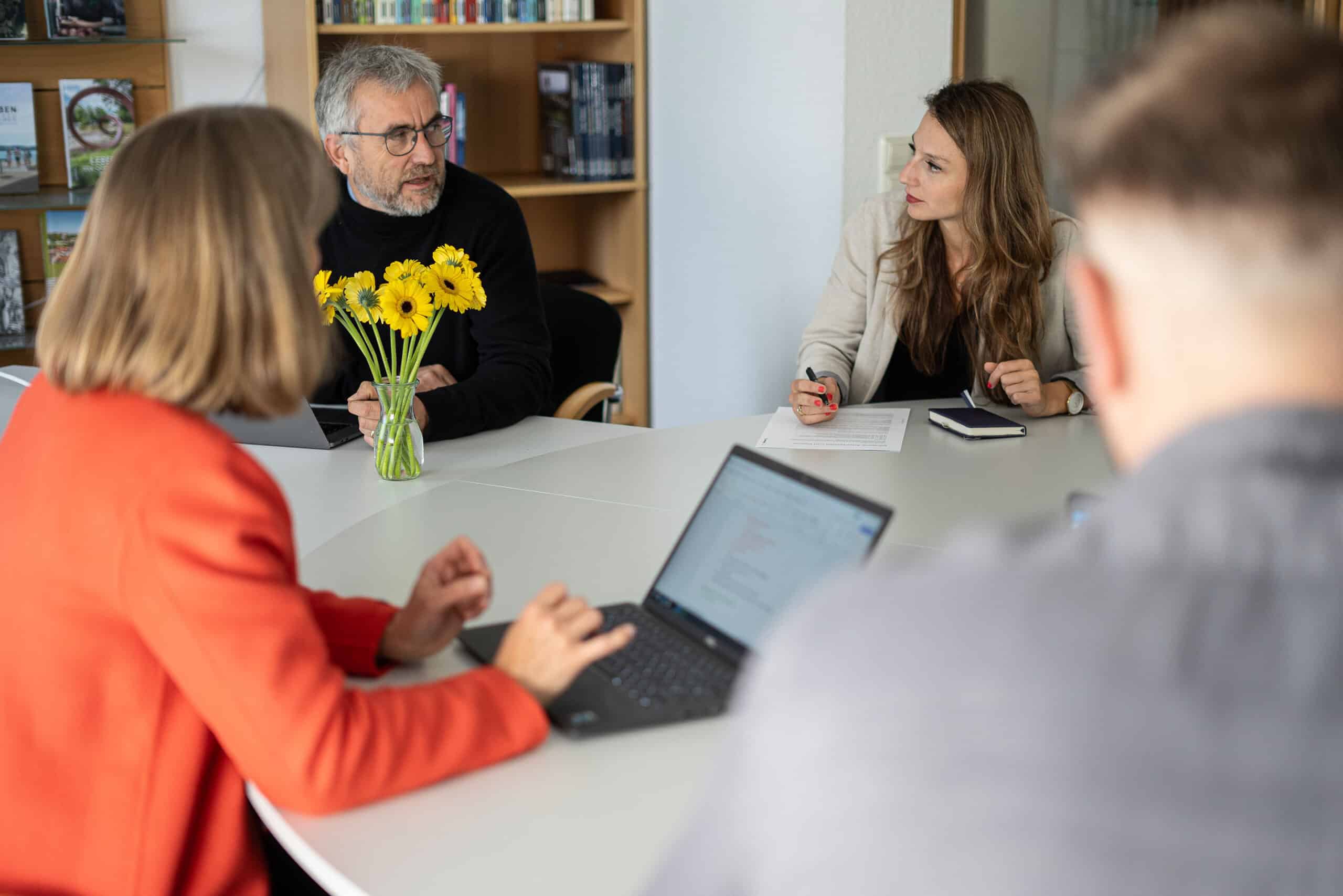 markenkommunikation-strategiemeeting-agentur-corporate-design-regionale-markenkampagne