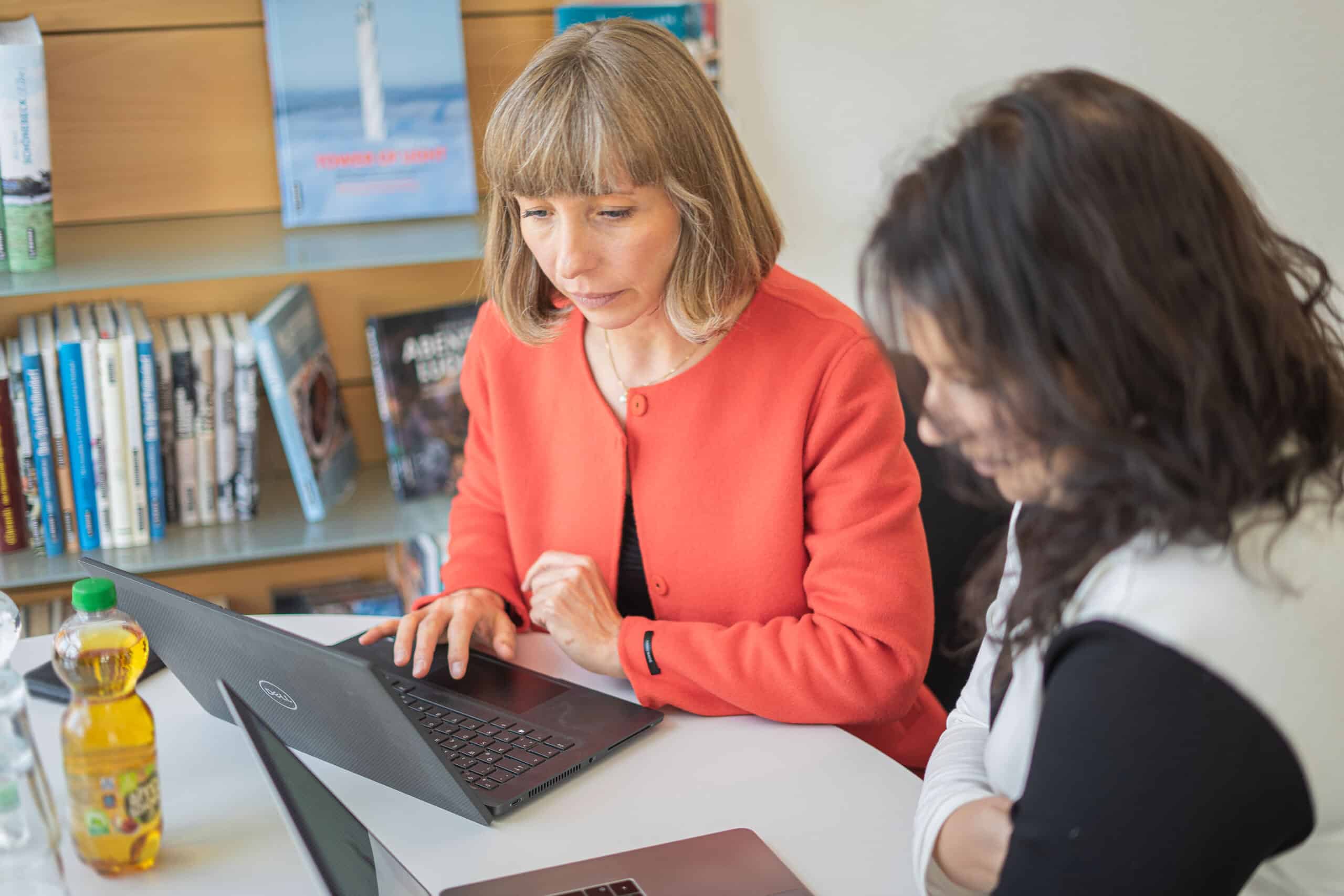 webdesign-zwei-frauen-arbeiten-laptop